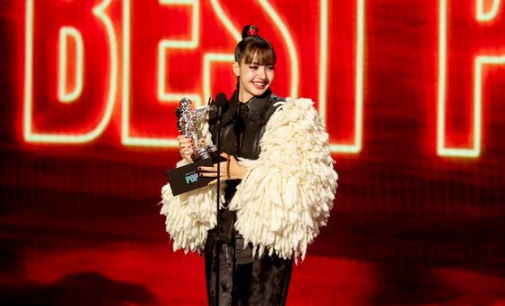 블랙핑크 리사, 아시아 솔로 최초 MTV VMA '베스트 팝' 수상