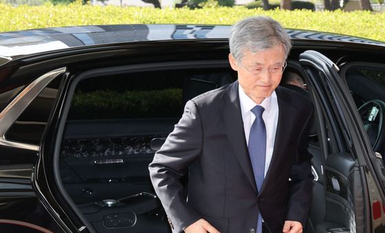 출근하는 조희대 대법원장