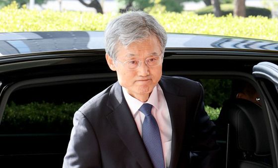 출근하는 조희대 대법원장