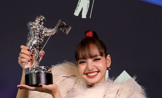 美 MTV VMA 베스트상 수상한 리사 '행복'