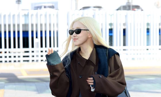 블랙핑크 로제, 슈스의 눈부신 출국길