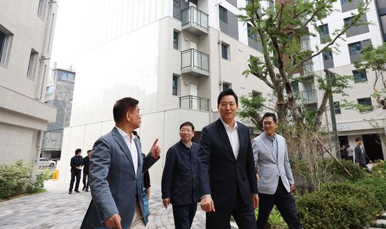 오세훈, 광진구 모아주택 현장서 주민들과 대화