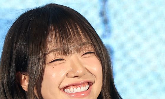 환한 미소 짓는 지지원
