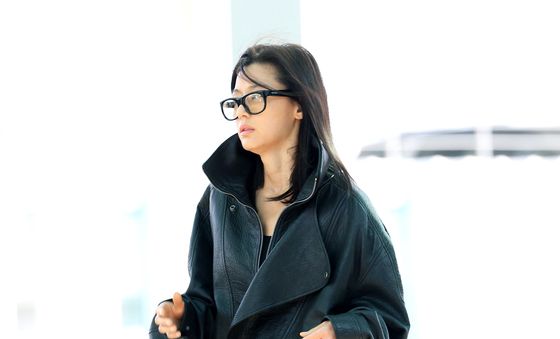 전지현, 가죽재킷으로 멋낸 공항 패션