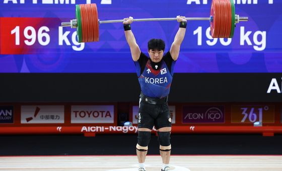 세번 도전 끝에 196kg 바벨 들어올린 김성민