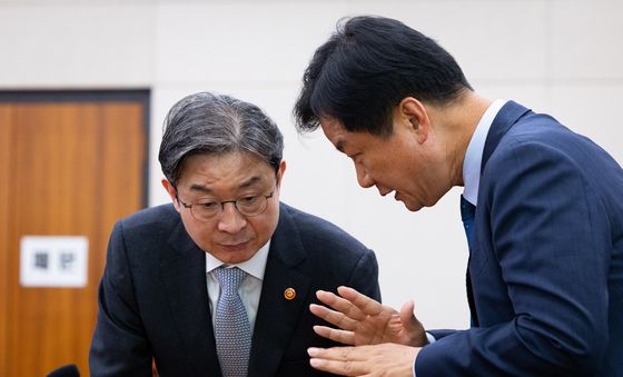 여당 위원과 대화하는 이억원 금융위원장