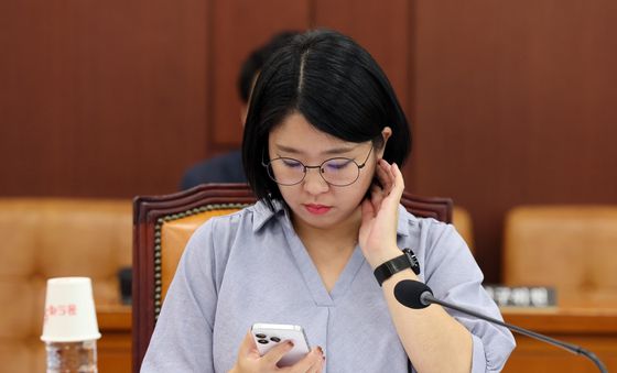 국회 행안위 자리한 용혜인 의원