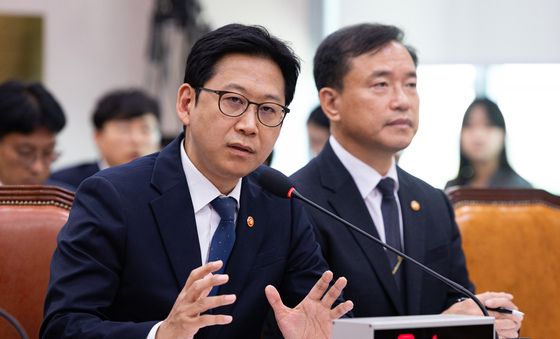 의원 질의 답하는 배경훈 부총리 겸 과기정통부 장관