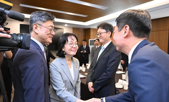 통신 3사 CEO 만난 송경희 위원장