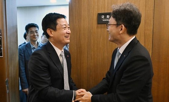 인사 나누는 LG유플러스 대표와 KT 대표