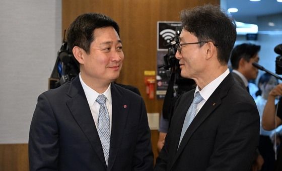 대화 나누는 홍범식 LGU+ 대표와 박윤영 KT 대표