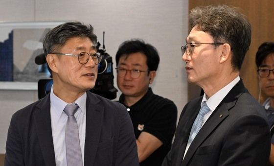 대화 나누는 정재헌 SKT 대표와 박윤영 KT 대표