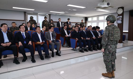 25사단 현장점검 나선 국회 국방위