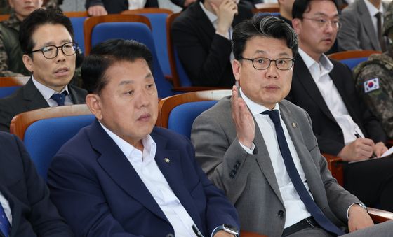 군 관계자에게 '지뢰 추정 폭발 사고' 질문하는 국회 국방위