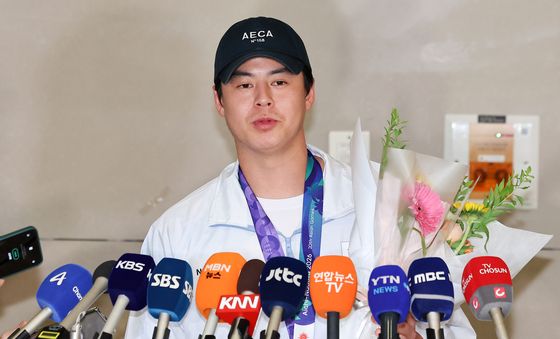 귀국 인터뷰하는 '금메달' 야구대표팀 주장 노시환