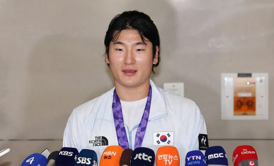 인터뷰하는 '금메달' 주역 곽빈