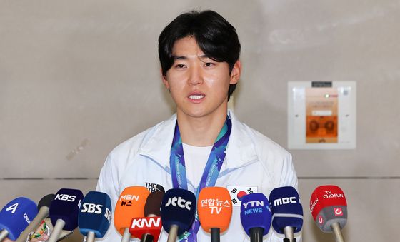 금메달 걸고 인터뷰하는 김도영