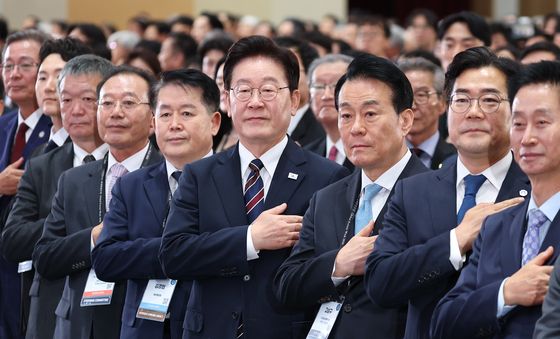 국민의례 하는 이재명 대통령