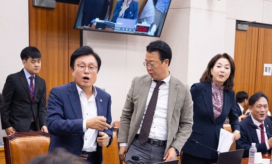 국민의힘, 조희대 대법원장 국감 증인 채택 항의하며 퇴장
