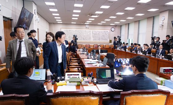 법사위 회의장 나서는 국민의힘