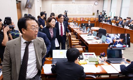 조희대 대법원장 국감 증인 채택 반발하며 퇴장하는 국민의힘