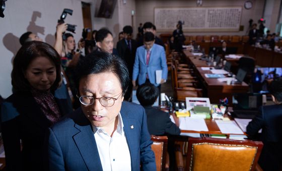 국민의힘, 조희대 대법원장 국정감사 증인 채택 반발하며 퇴장