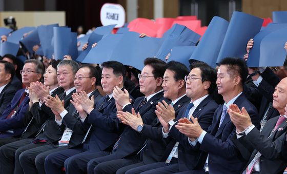 퍼포먼스 바라보며 박수치는 이재명 대통령