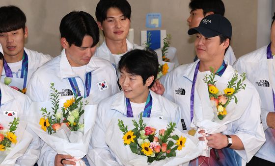 김진욱·노시환 사이에 선 김지찬
