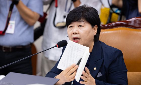 국회법 든 서영교 법사위원장