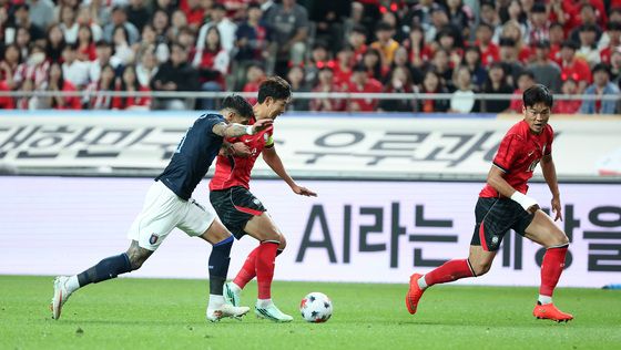 돌파하는 손흥민, 오현규 달려