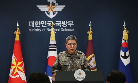 DMZ 지뢰 추정 폭발 상황 브리핑하는 권대원 합참 차장