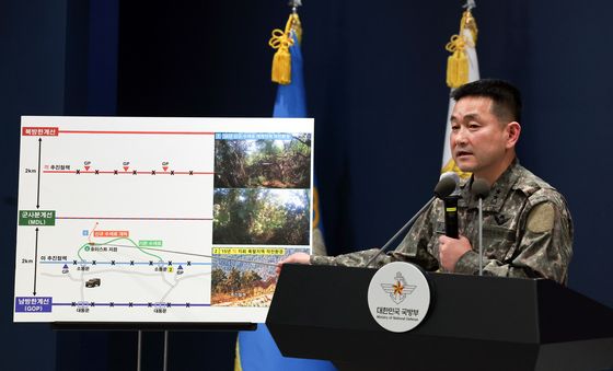 DMZ 폭발 상황 설명하는 양진혁 합참 작전부장