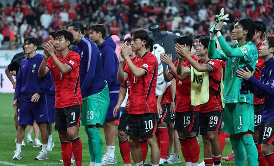 관중석 향해 인사하는 축구대표팀