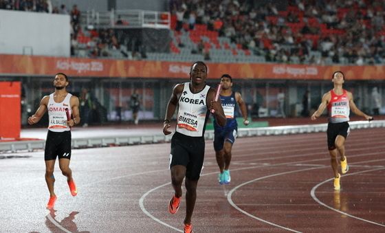 400m 계주 결승 역주하는 비웨사