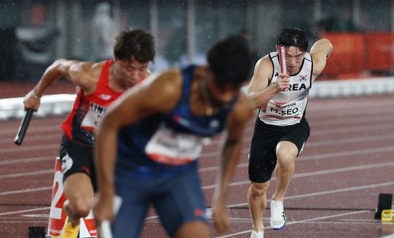 남자 육상 400m 계주 역주하는 서민재