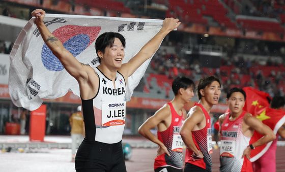 태극기 펼친 남자 육상 계주 이재성