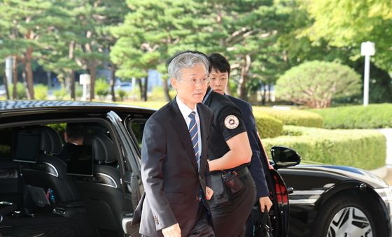 출근하는 조희대 대법원장