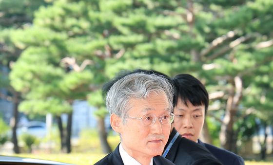 출근하는 조희대 대법원장