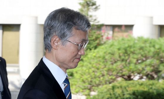 출근하는 조희대 대법원장