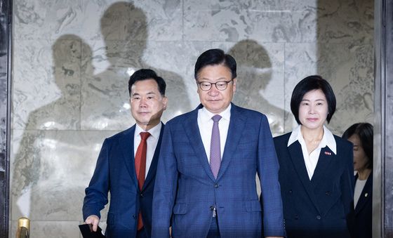 원내대책회의 들어서는 국민의힘 원내지도부