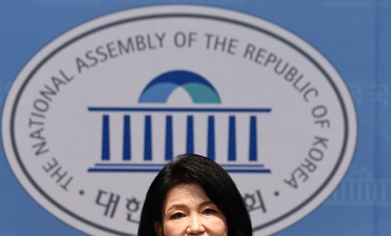 기자회견하는 이진숙 의원