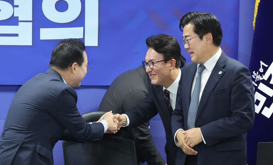 인사나누는 김민석 대표
