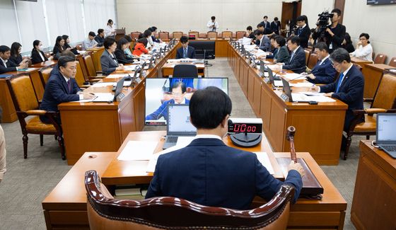 의사봉 두드리는 이만희 국회 보건복지위원장