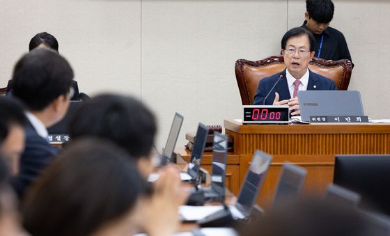 국감 증인채택 여야 합의 당부하는 이만희 복지위원장