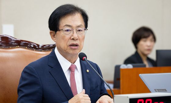 복지위 전체회의 주재하는 이만희 위원장