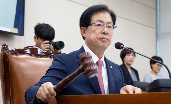 의사봉 두드리는 이만희 복지위원장