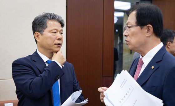서영석 간사와 대화하는 이만희 복지위원장