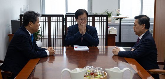 마주 앉은 복지위 여야 간사