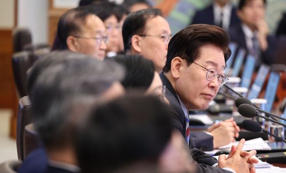 발언 듣는 이재명 대통령