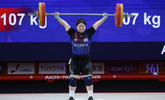 107kg 인상 3차 시기 성공한 전희수